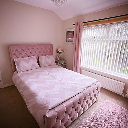 Entire 3-Bedroom Home In Oldham - Guest House Exterior foto
